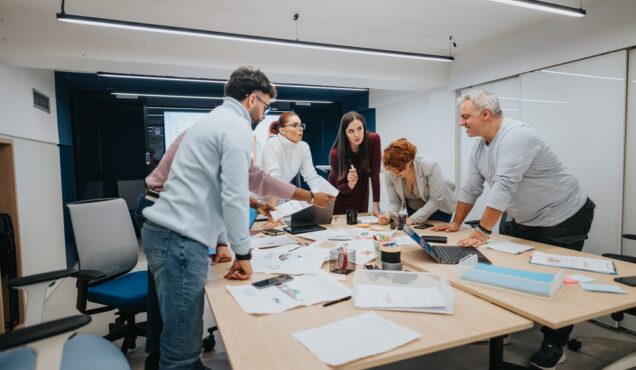 Diverse,Professionals,Attend,A,Business,Lecture,,Collaborate,,And,Brainstorm,In